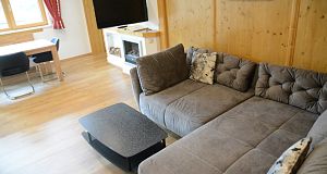 Appartement Sonnberg Blick von der gemütlichen Couch zum schwenkbaren Fernseher