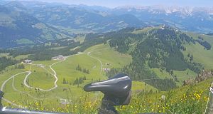 Blick vom Steinberg Kogel zur Fleckalm Bergstation und nach Kirchberg