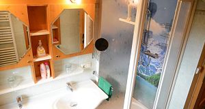 Appartement Kitzbühler Horn Bad mit Doppelwaschbecken und Dusche