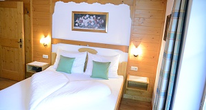 Appartement Kitzbühler Horn Schlafzimmer mit Schrank