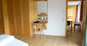 Appartement Sonnberg Wardrobe and dressing table in sleeping room nr. 1